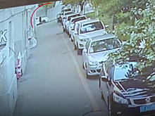 Прохожий поймал упавшего с пятого этажа ребенка