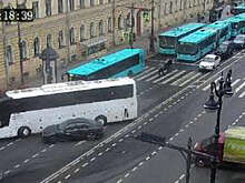В Петербурге караван лазурных автобусов застрял из-за ДТП