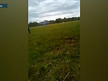 В России самолет с детьми на борту опрокинулся во время посадки и попал на видео