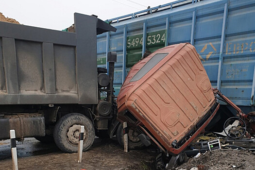Грузовой поезд снес кабину самосвала
