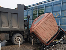 Грузовой поезд снес кабину самосвала