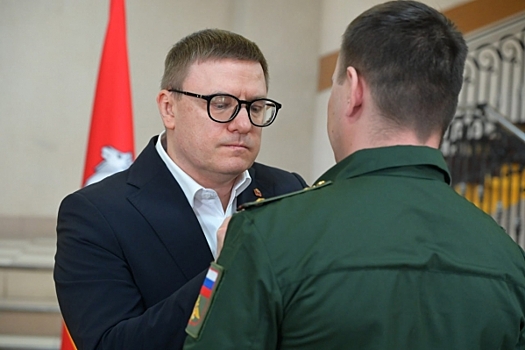 Алексей Текслер вручил знаки отличия «За смелость и отвагу» участникам СВО