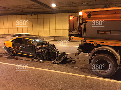 Один человек пострадал в ДТП с участием автомобиля каршеринга и грузовика в Лефортовском тоннеле