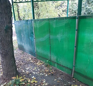 Ремонт навеса и ограды детской площадки выполнили по заявлению жителя