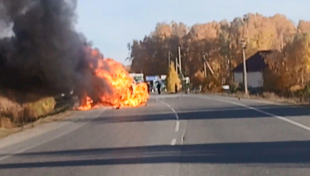 Под Челябинском легковушка влетела в грузовик и сгорела дотла. Видео