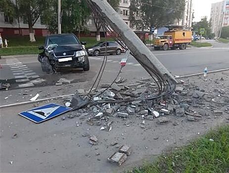 В Новокуйбышевске автомобиль Suzuki снес световую опору