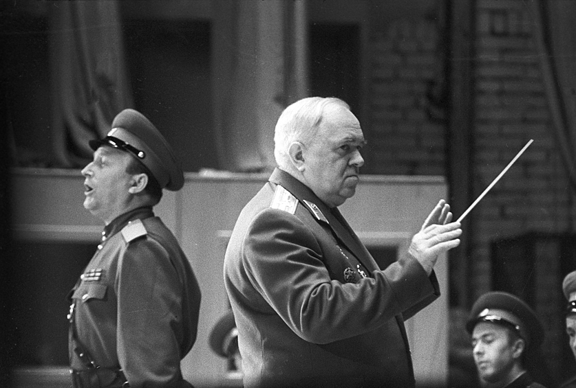 Организатором и первым музыкальным руководителем ансамбля был генерал-майор Александр Александров. С 1946 по 1987 год ансамблем руководил его сын - Борис Александров (на фото, 1968)