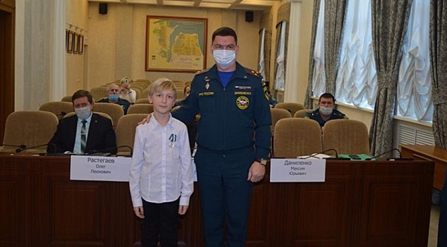 В Ростовской области наградили ребенка, спасшего сестру из пожара
