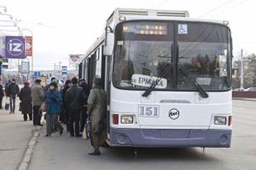 В Новосибирске водитель автобуса сбил шесть машин в центре города