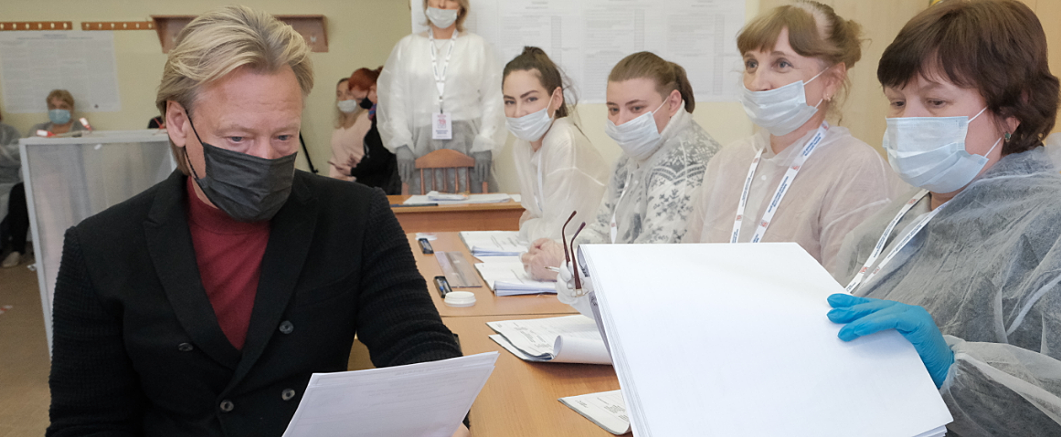 Актер Дмитрий Харатьян проголосовал в родной красногорской школе