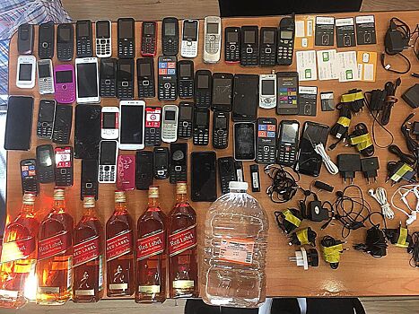 Жительница Кыштыма пыталась пронести другу в колонию 10 литров алкоголя и 54 мобильника