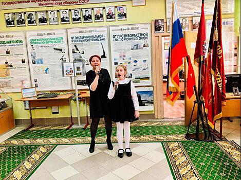 Театр песни «Берег детства» поздравил учителей школы Лианозова с 8 Марта
