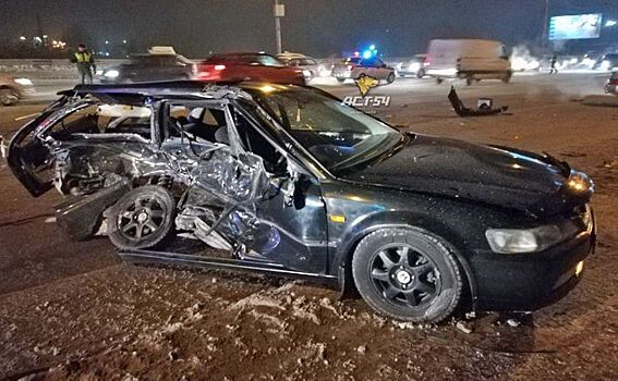 Пассажир вылетел через окно и погиб: ДТП на Димитровском мосту