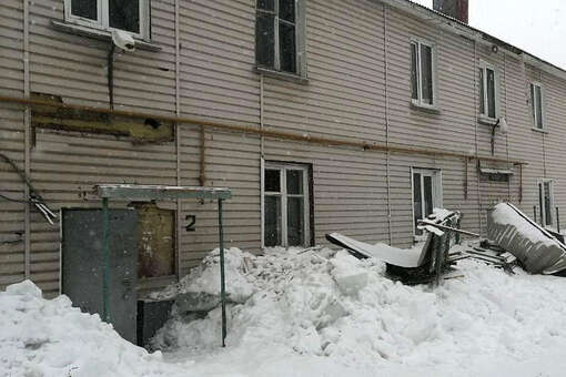 В Мордовии ледяная глыба снесла балкон многоэтажки