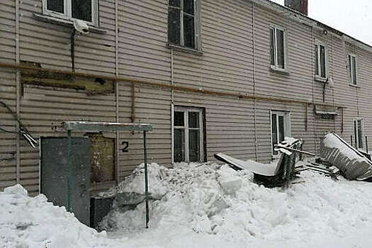 В Мордовии ледяная глыба снесла балкон многоэтажки