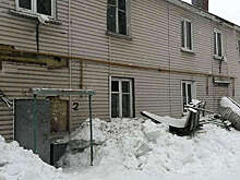 В Мордовии ледяная глыба снесла балкон многоэтажки