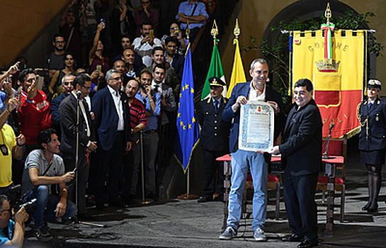 Марадона стал почетным гражданином Неаполя