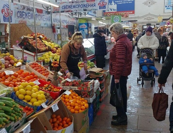 Главу Саратова заметили за покупками на Крытом рынке