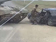 В Казахстане на пустой дороге танк раздавил Mercedes