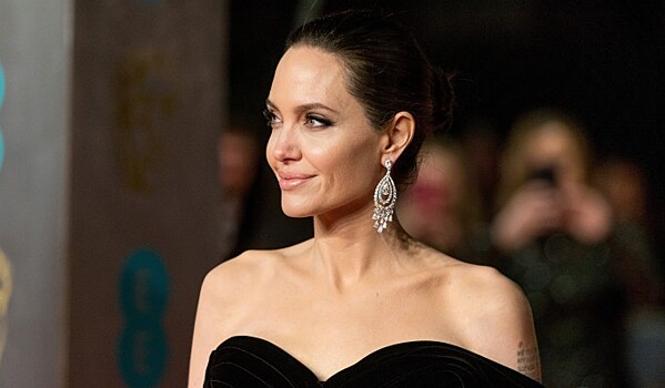 Джоли станет женой миллионера