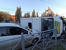 В Омске в результате серьезного ДТП перевернулась маршрутка