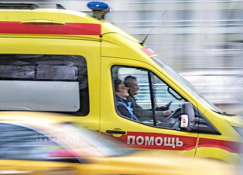 Россиянина с перебитыми ребрами нашли на проезжей части