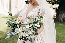 Долой ковид: дизайнер пустил 1 500 защитных масок на свадебное платье