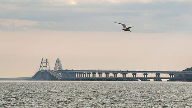 Крымский мост перекрыт из-за снегопада, на "Тавриде" заторы