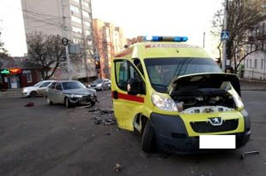 «Скорая» врезалась в легковушку в центре Ставрополя