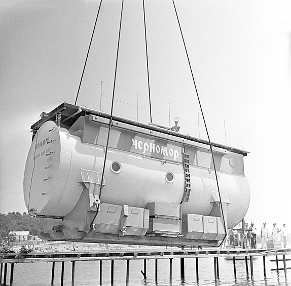 Спуск под воду дом-лабораторию "Черномор", 1970 год