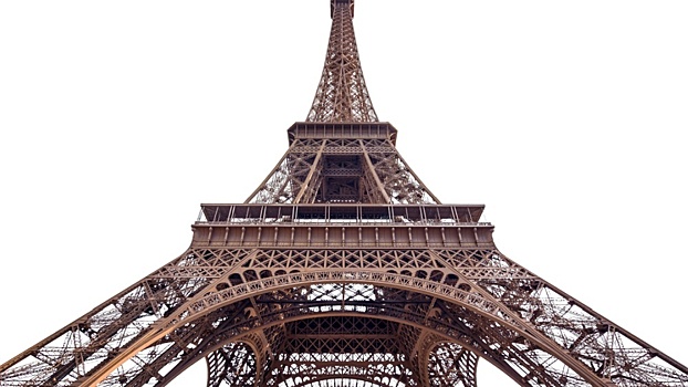 Ученые объяснили, почему  Эйфелева башня меняет высоту зимой и летом