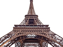 Ученые объяснили, почему  Эйфелева башня меняет высоту зимой и летом