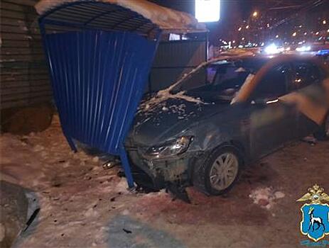 В Тольятти девушка на Volkswagen врезалась в две машины и остановку