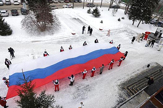 Омичи поддержали олимпийцев 20-метровым российский флагом
