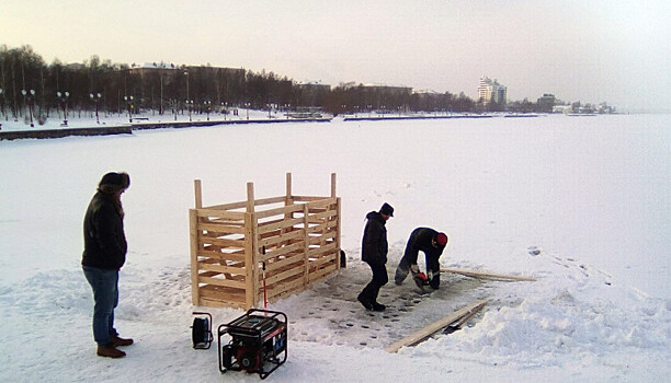 На Онежской набережной в Петрозаводске устанавливают купель (фото)
