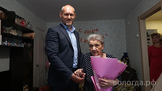 Андрей Накрошаев поздравил со 100-летним юбилеем вологжанку Августу Трофимову