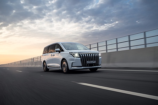 В России начались продажи роскошного минивэна JAC