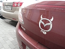 Водитель Mazda попал в больницу, опрокинувшись в кювет на своем авто