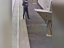 Пассажир метро Петербурга сломал бедро и нос, засмотревшись в телефон