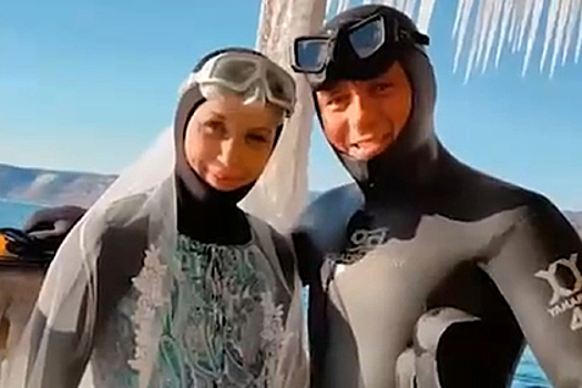 Россияне сыграли свадьбу на Байкале под водой