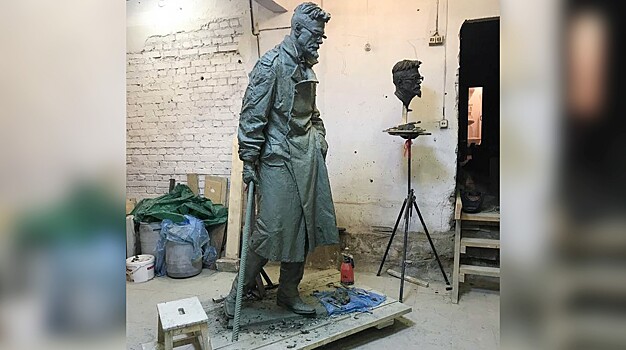 Лимонову изваяли памятник с арматурой в руке
