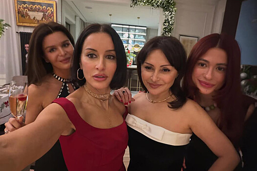 Тина Канделаки показала редкие фото с дочерью и подругой