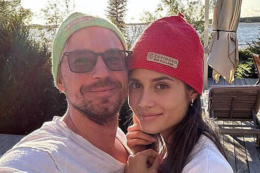 Актер Саша Петров подарил невесте обручальное кольцо из веточки с дерева