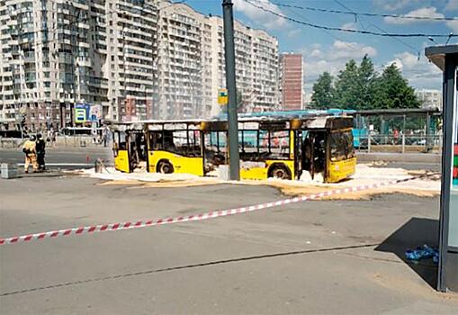 В Петербурга рейсовый автобус сгорел прямо на проезжей части