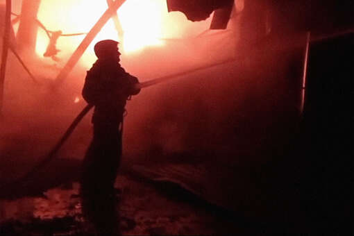 МЧС: в Кемерове спасатели ликвидировали открытое горение на складе