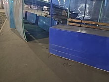 Сильный ветер повалил торговые павильоны на тротуар в Новокузнецке