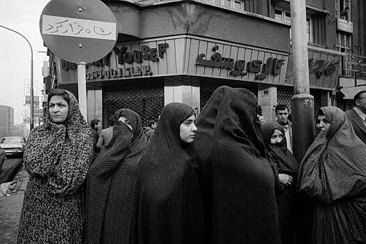 «Они клеймили женщин проститутками» Тотальные запреты и новые порядки: жестокость Исламской революции глазами очевидца