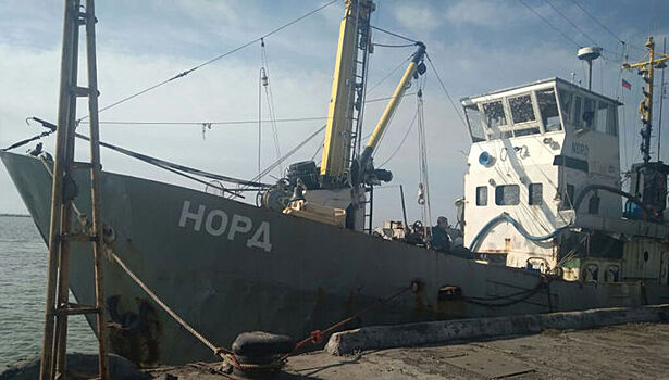 Украинские пограничники увезли капитана захваченного судна