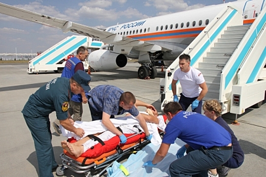 Пациента с травмой позвоночника эвакуировали спецбортом МЧС из Крыма в Петербург
