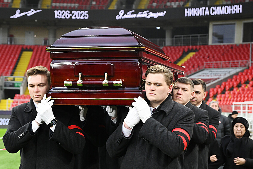 Вынос гроба с телом олимпийского чемпиона 1956 года в составе сборной СССР по футболу Никиты Симоняна на церемонии прощания на стадионе «Лукойл Арена» в Москве, 27 ноября 2025 года